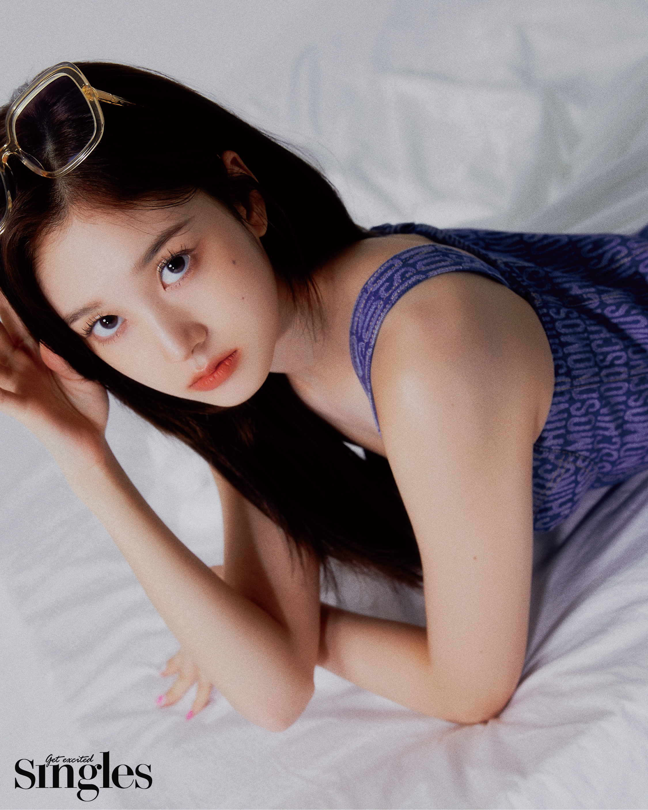 스테이씨 재이가 모스키노의 모노그램 데님 원피스, 스프링 스트링스의 안경을 착용하고 촬영한 싱글즈 화보